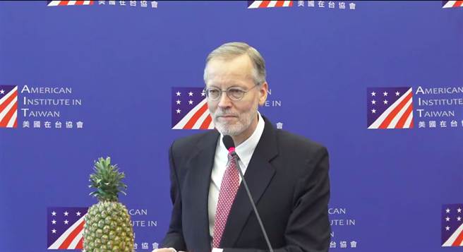 AIT处长郦英杰26日被问及美政府将捐疫苗是否会给台湾？俪英杰竟以「跟周边国家相比，台湾确诊率及人数在全世界仍是最低的几个地方」，这句话不但彻底伤及台湾民眾的心，再度证明蔡政府执政以来的单方押宝美国不利于台湾。（取自AIT脸书）