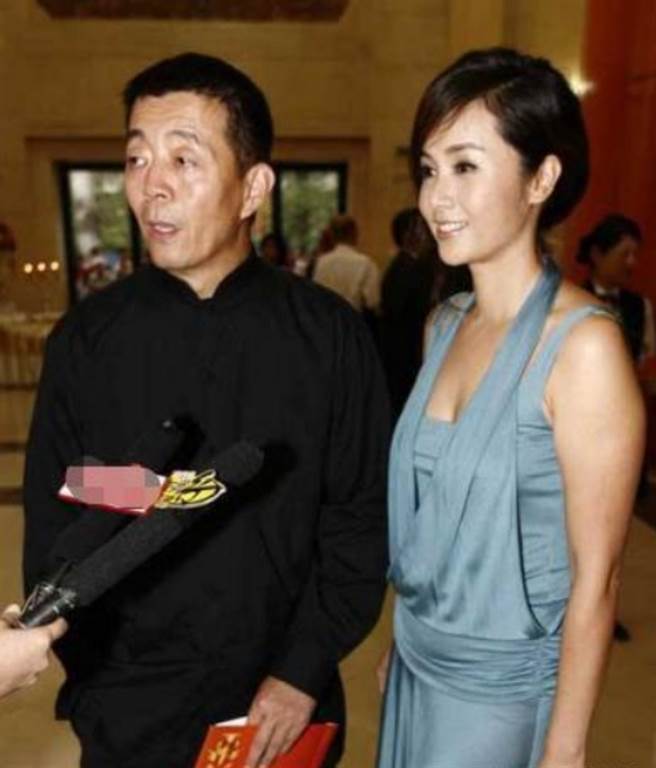 蒋雯丽和导演顾长卫结婚多年，但貌合神离，顾长卫传出多次出轨，蒋雯丽也被拍到带小鲜肉回家，让外界看了一头雾水。(图/ 摘自微博)