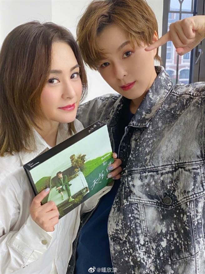 她和其他艺人合照，也是美丽的锥子脸。(图/ 摘自锺欣潼微博)