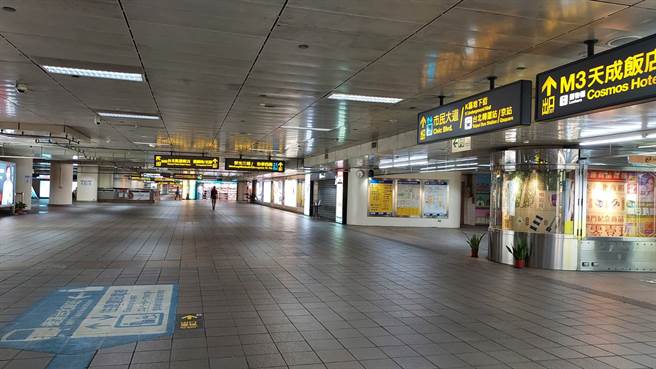 全國提升三級警戒後，具有交通樞紐指標意義的捷運台北車站，27日傍晚被民眾拍到幾乎空無一人的罕見景象。(圖/民眾提供)