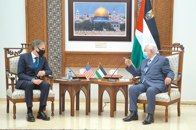 巴勒斯坦自治政府主席阿巴斯（右）與到訪的美國國務卿布林肯會晤。布林肯承諾，美國將重開駐耶路撒冷總領事館，稱「美國致力於重建與巴勒斯坦民族權力機構和巴勒斯坦人民的關係」。（新華社）