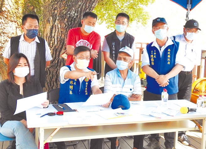 南投县长林明溱26日前进仁爱乡公所，透过「县民时间」听取多达9村提报的16件陈情案，同意多达3000万元改善工程。（南投县政府提供／陈世宗南投传真）