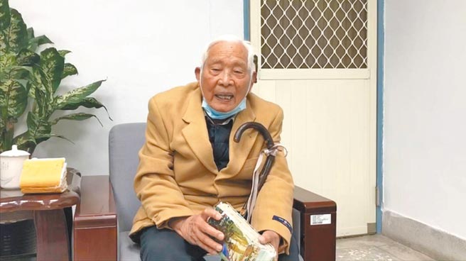 台中市南区92岁张建汉老伯伯被讚誉「在营为良兵、在乡为良民」好典范，深受地方尊敬。（读者提供）