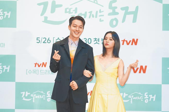 张基龙（左）与惠利昨在首尔出席新剧记者会。（爱奇艺国际站提供）