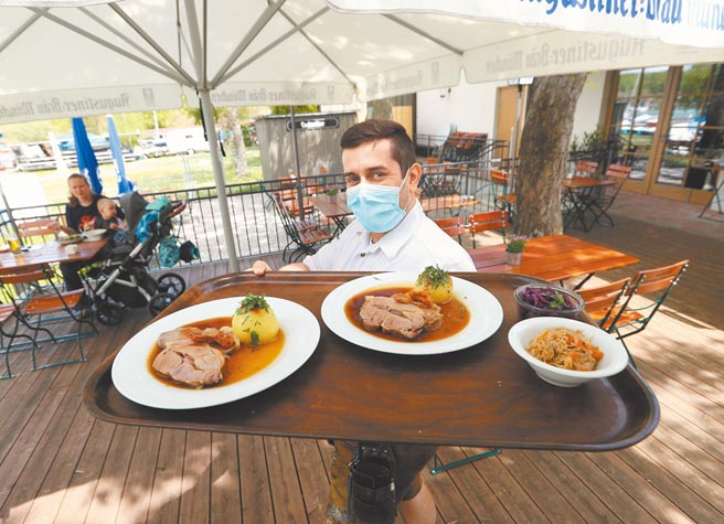 德國在解封之後，餐廳重新開業，美食端上桌。（CFP）