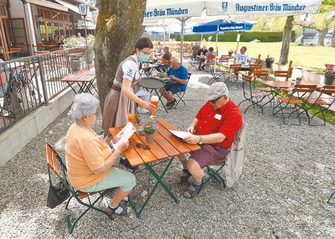 德國在實施餐廳暫停營業時，有民眾發起「先付錢後吃飯」，在解封之後回到餐廳用餐。（CFP）（飲酒過量  有礙健康）