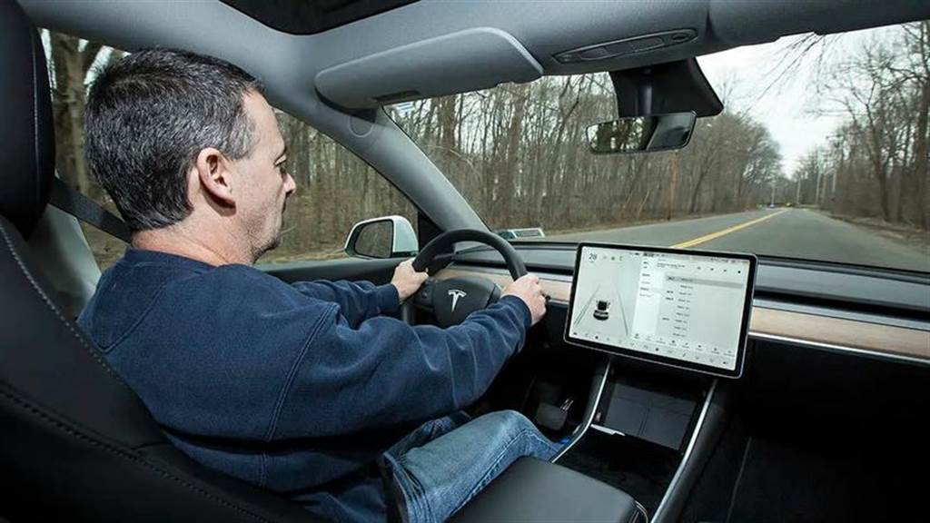 特斯拉 Model 3/ Y 率先啟用車內鏡頭監測駕駛專注度