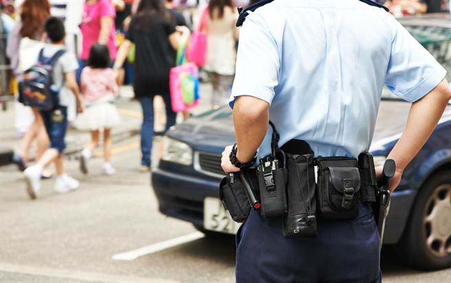 彰化一名阿伯沒帶口罩被警察攔下勸導，竟惱羞反嗆「罰10萬也沒關係」。（示意圖，非當事人／達志影像）