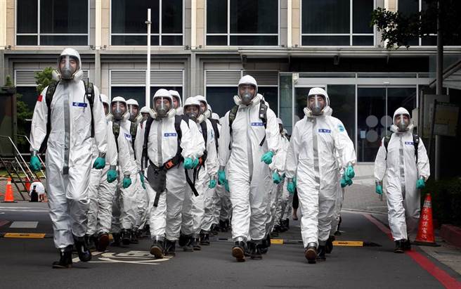 国内疫情严峻，但仍有住在台湾的日本人点出「台湾让我放心的7大理由」，意外让网友感动。图为国军化学兵进行消毒作业。（资料照/范扬光摄）