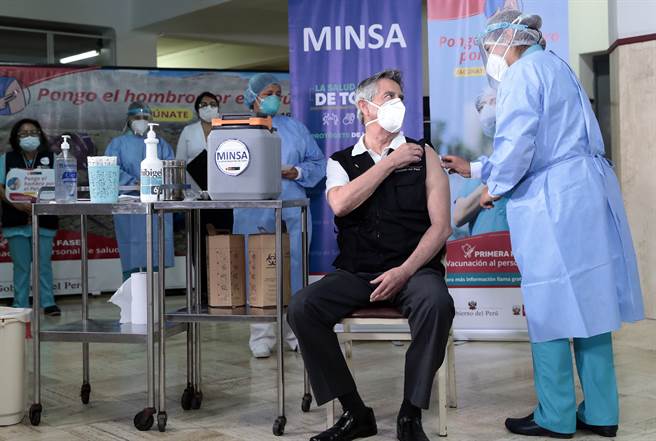 大陸國藥疫苗大量對外輸出與援助，早在3期臨床報告公布之前，已經有許多國家的元首接種了國藥疫苗。圖為秘魯總統薩加斯蒂接種國藥疫苗。（圖／秘魯總統府）