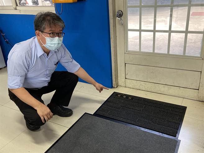 台中市环保局长陈宏益今日上午八时卅分到国光朝马站推出鞋底消毒设施2.0，提醒「提醒你的一小步就是防疫的一大步」。（卢金足摄）