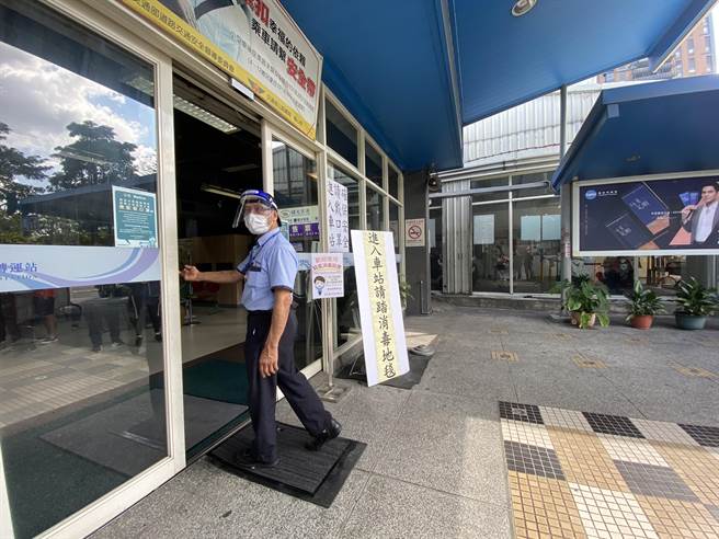 台中市环保局于台中火车站、统联客运及国光朝马站实测结果，具有防滑、省水优点，且可同时消毒行李箱、手推车及轮椅，防疫升级。（卢金足摄）