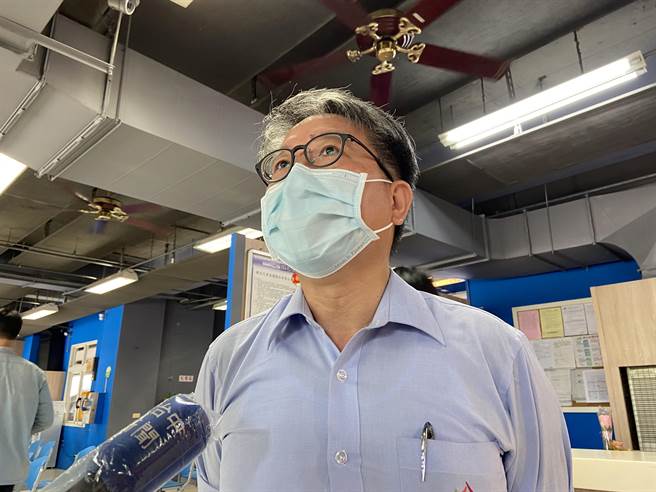 台中市环保局长陈宏益提醒你的一小步就是防疫的一大步。（卢金足摄）