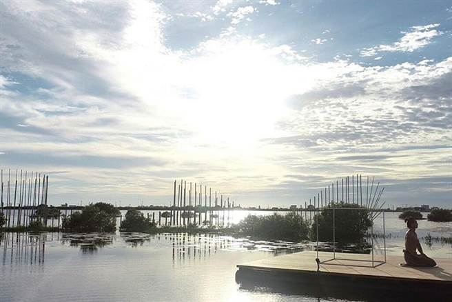 成龙溼地拥有着特殊的地理环境，在《绽放》表演安排上，运用现地环境进行演出。　（图/云林县政府文化观光处、旅奇传媒提供）