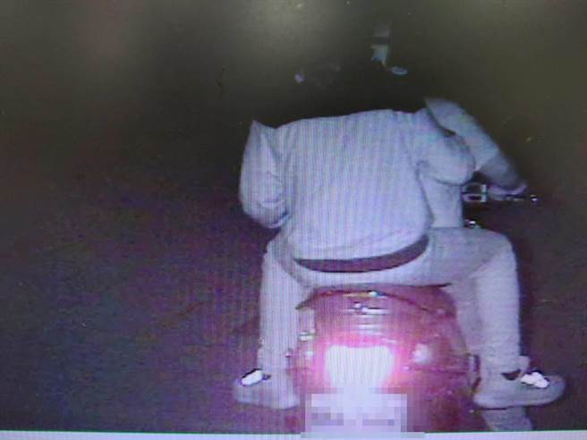 涉嫌行凶的2名男子犯案后共乘机车往中正路方向逃逸。（民眾提供／王文吉台中传真）