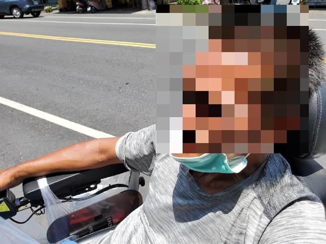 屏东男子户外脱下口罩抽菸被警发现，求情无用仍收下至少3000元罚单。（图／屏东警方提供）