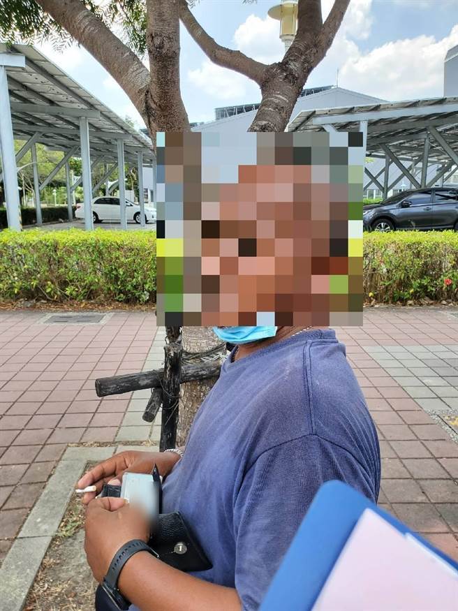 屏东男子户外脱下口罩抽菸被警发现，求情无用仍收下至少3000元罚单。（图／屏东警方提供） 