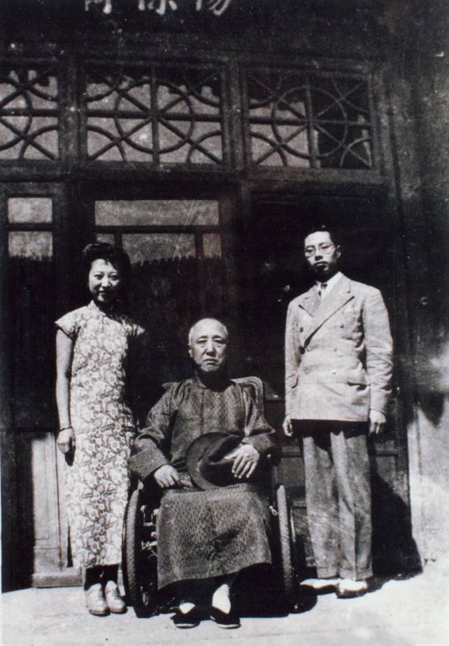 圖中坐者為載灃。(中時報系檔案照片)