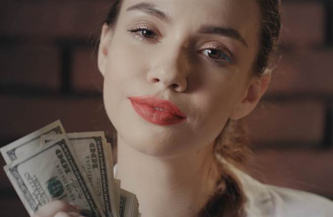 金牛座、處女座、天蠍座、射手座及水瓶座的人從來不會在感情裡吃虧，因為他們最愛的永遠是自己，即使邁入熱戀也能隨時保有理智。（圖／Shutterstock）
