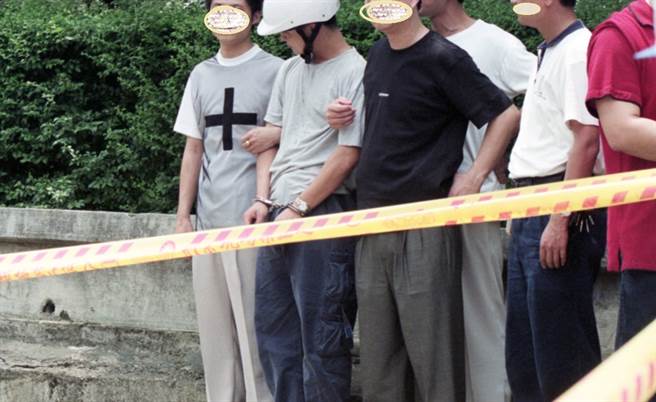 景美女中張姓女學生遭士兵姦殺棄屍，警方帶郭嫌到現場蒐證。(中時資料照）