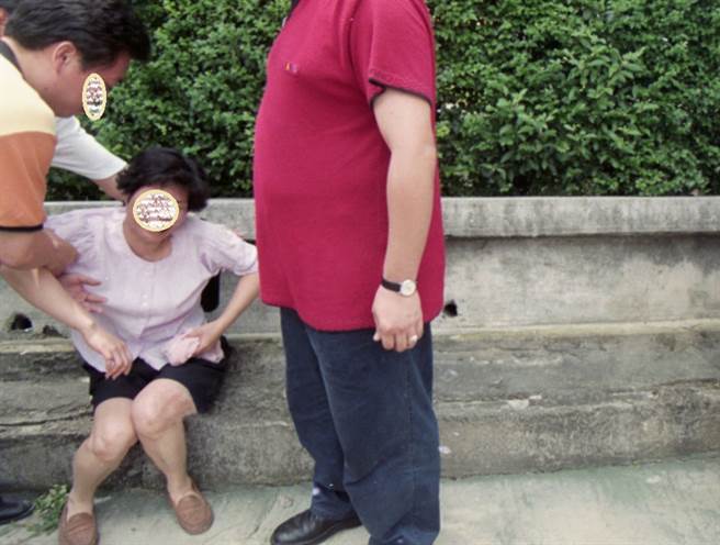 景美女中張姓女學生遭姦殺棄屍，其母前往板橋五權公園現場認屍時泣不成聲。（中時資料照）