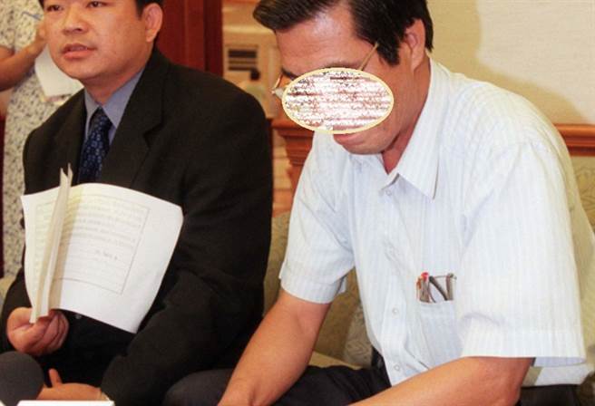 郭姓凶嫌的繼父，破案後在時任立委蔡煌瑯(左)陪同下，向社會道歉，並沉痛地表示郭嫌已簽字捐贈器官，盼對社會做出補償。（中時資料照）