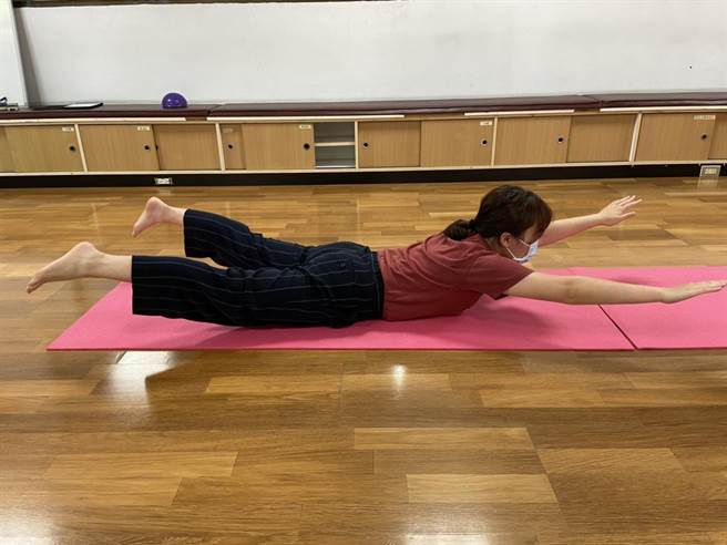 叶佳姗职能治疗师也提供了简单的活动，包括：小飞机、小桌子、撑椅、熊爬等，可以让孩子们在家能够消耗一些过多的能量，方便未来的居家远距学习。（八里疗养院医师提供／戴上容新北传真）