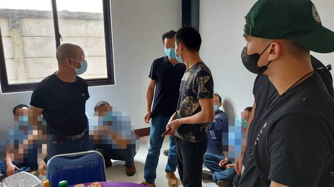 印尼移民官员最近以宣导防疫为由找上一家台商，盘查公司干部身份时，要求他们蹲下，拍桌喝斥，并以居留证登记地址问题扣走几本护照。事件在印尼投资部介入后解决。(图/中央社提供)