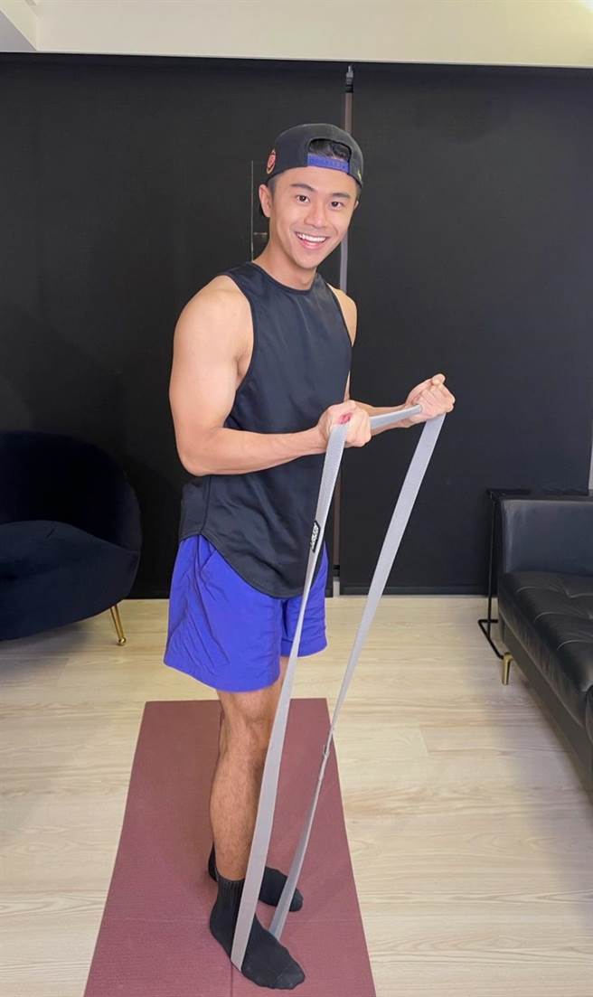 廖柏雅昨开直播号召大家居家防疫动起来。（喜鹊娱乐提供）