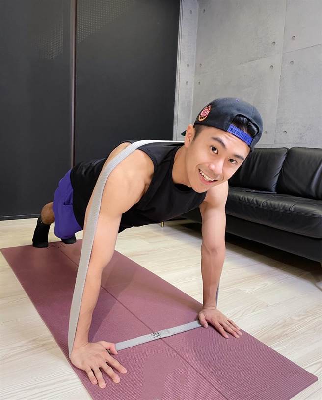 廖柏雅昨开直播号召大家居家防疫动起来。（喜鹊娱乐提供）