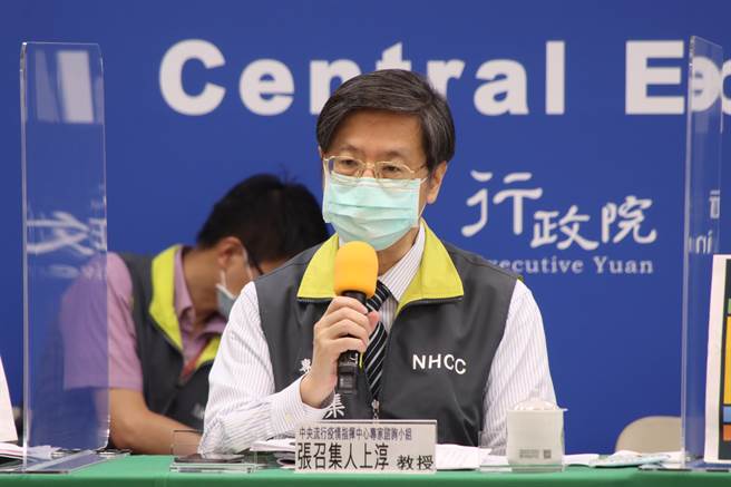 有医师认为「打疫苗前吃普拿疼，恐影响效果」。对此，指挥中心专家小组召集人张上淳表示，若必要时还是可以服用。(指挥中心提供)