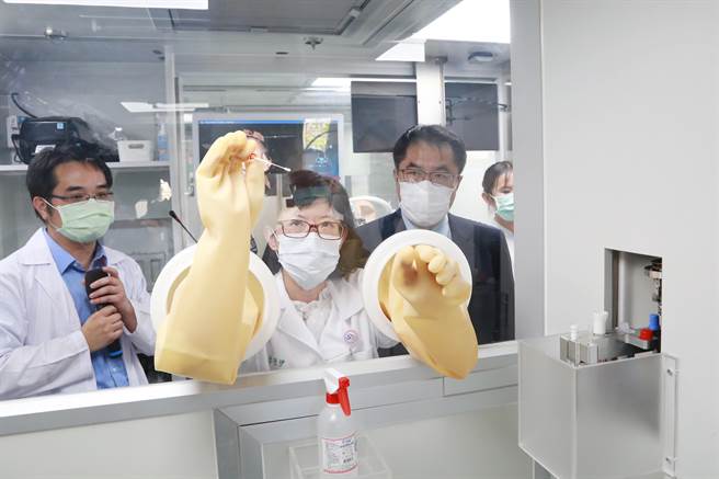 台積電慈善基金會捐零接觸防疫採檢站，首座落腳南科園區，黃偉哲（右一）參觀採檢站。（台南市政府提供／劉秀芬台南傳真）