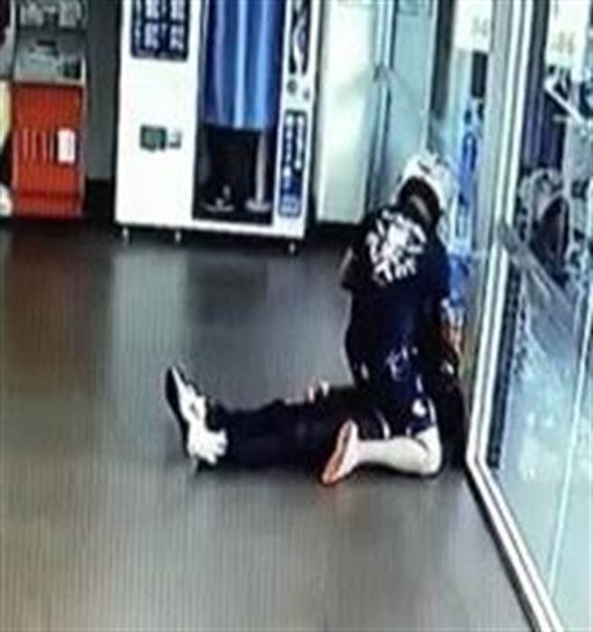 日南派出所员警洪书伟柔道大外割，迅速将陈姓车手压制在地。（大甲警分局提供／陈淑娥台中传真）