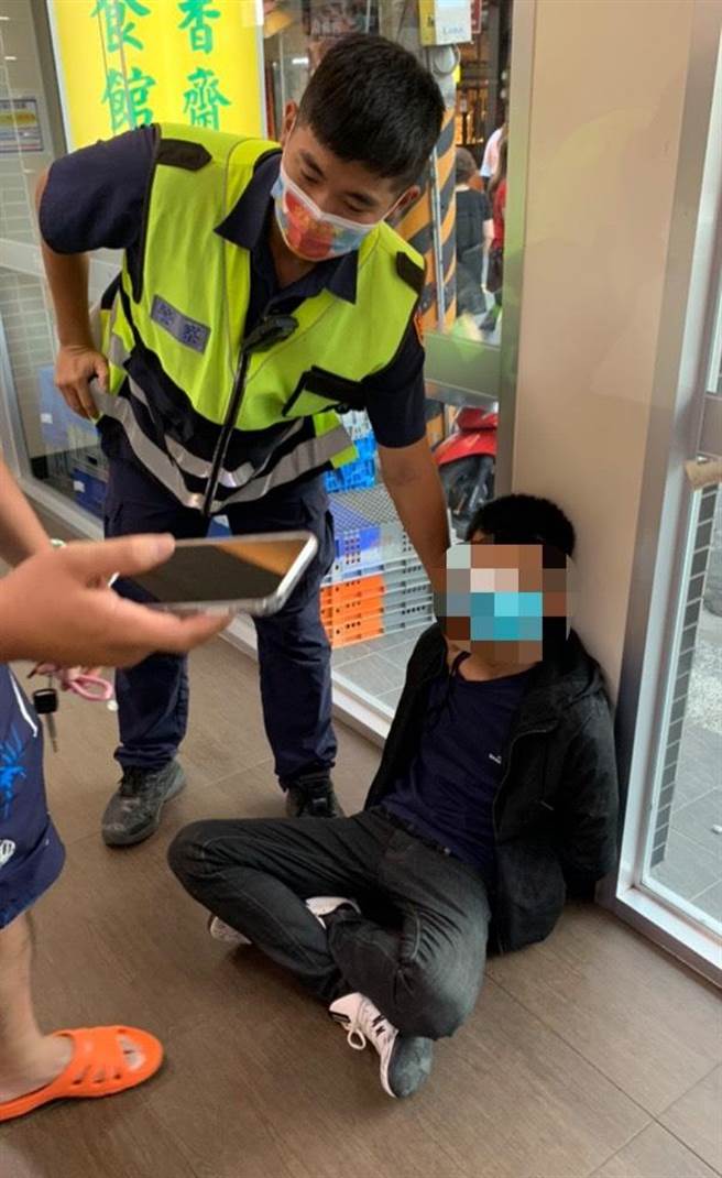 日南派出所员警洪书伟柔道大外割，迅速将陈姓车手压制在地。（大甲警分局提供／陈淑娥台中传真）