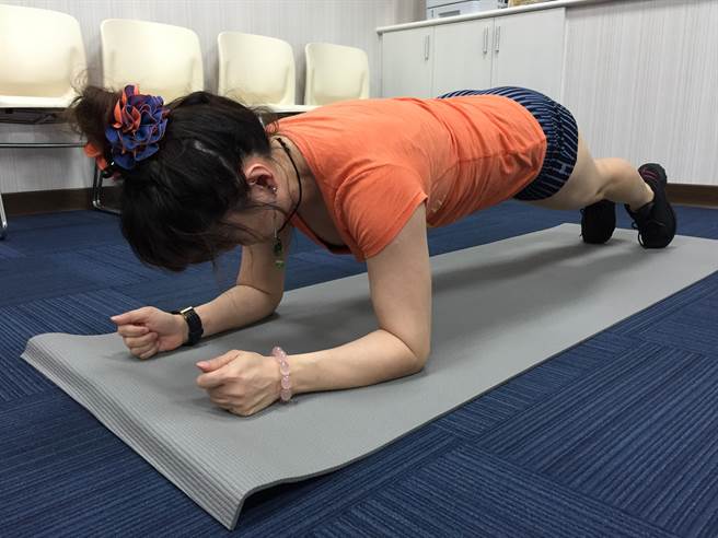以手肘、脚尖撑地的「棒式」可有效训练核心肌群力量，可居家适度练习。（图/本报系资料照片 廖佩妤摄）