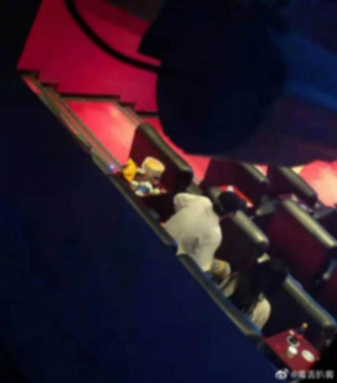 吴亦凡包场带女人看电影画面遭电影院员工流出。(图/ 摘自微博)