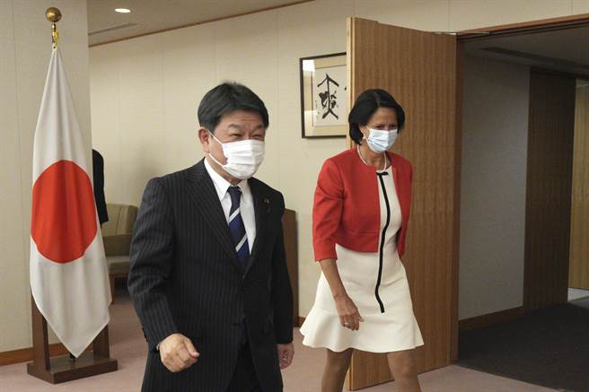 茂木敏充（左）承認日本政府正考慮對外提供疫苗，並特別提及台灣先前對日本的幫助，顯示台灣確實是其可能的援助對象之一。（圖／美聯社）