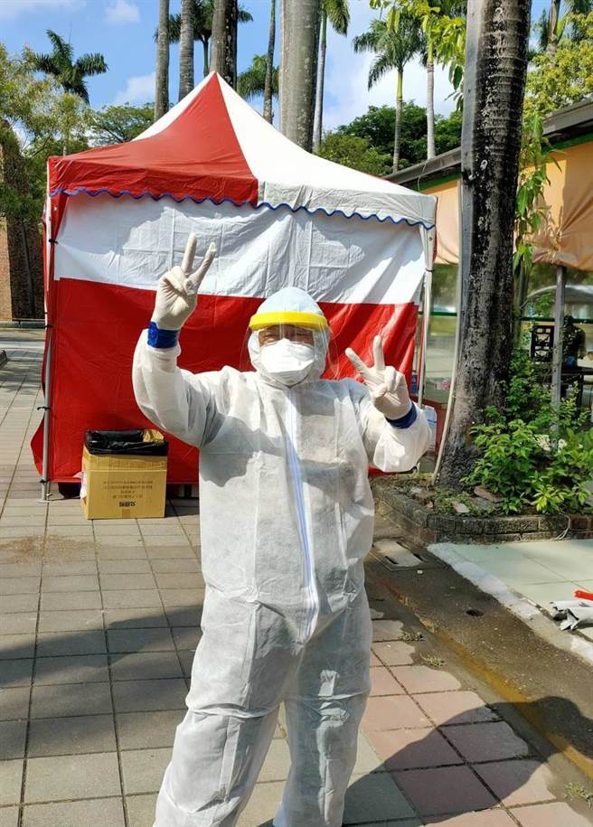 78歲醫師羅一鳴親上第一線，為民眾快篩。(屏基提供)