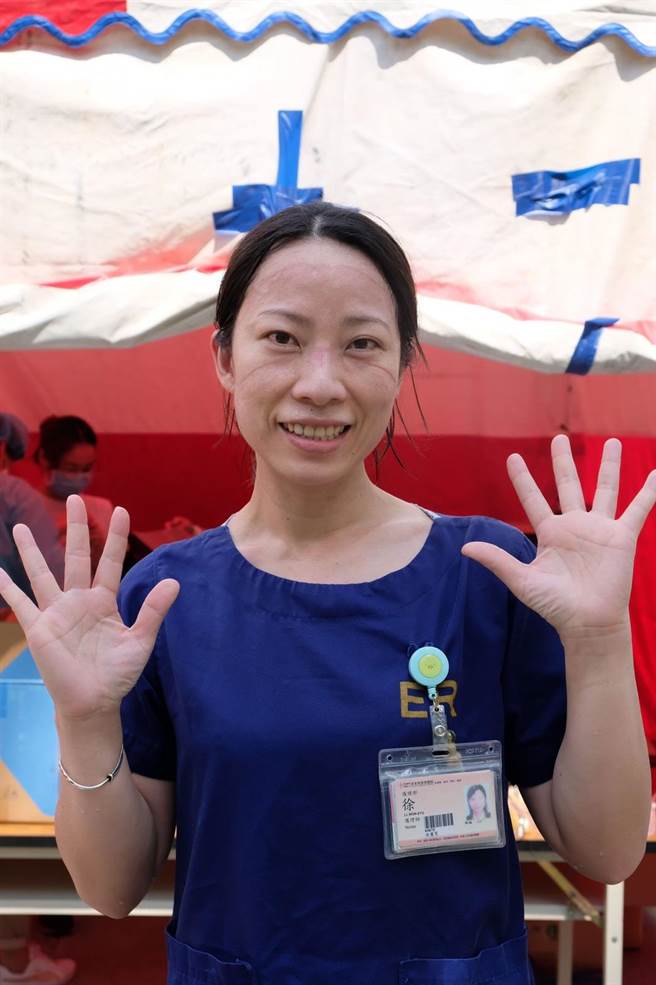 醫護在炎熱夏季，仍堅守崗位，替民眾快篩。(屏基提供)