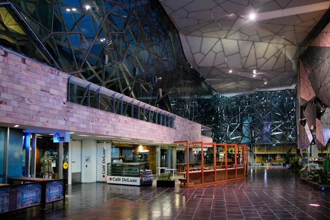 新冠疫情大流行初期，人們夢境中最常出現的情景是空蕩蕩的街道與遭到生物攻擊，一段時間後，未戴口罩與缺乏社交距離的焦慮最常出現。（圖／路透）