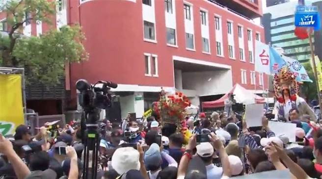 立法院去年7月17日表决陈菊任监察院长的人事案，国民党号召群眾在院外抗议。（本报资料照片／撷取自中时电子报直播）