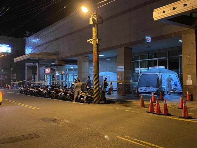 天主教仁慈医院曾临时接到通知，晚间9、10点召集医护人员，漏夜为民眾採检。（庄旻静摄）