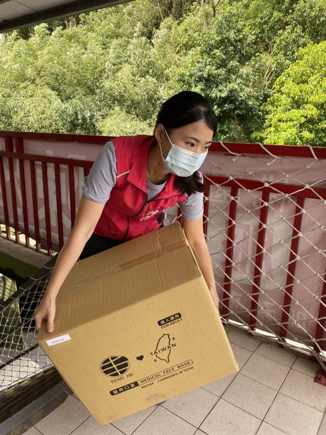 市议员陈雅伦紧急联繫多家厂商，调度购买400个透明防护面罩及6000个口罩，赠送给龟山清洁中队。（陈雅伦提供／赖佑维桃园传真）