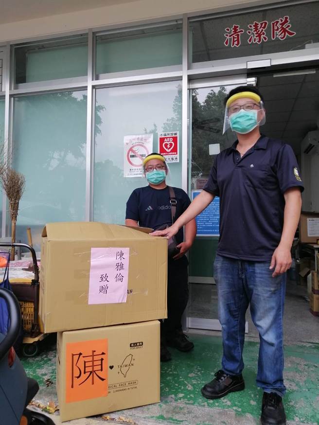市议员陈雅伦紧急联繫多家厂商，调度购买400个透明防护面罩及6000个口罩，赠送给龟山清洁中队。（陈雅伦提供／赖佑维桃园传真）