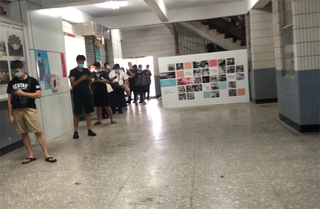 民眾群聚排隊恐有染疫風險。(攝影／李宗澤)