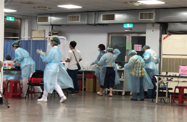 前線醫護人員忙著裝替國人接種。(攝影／李宗澤)