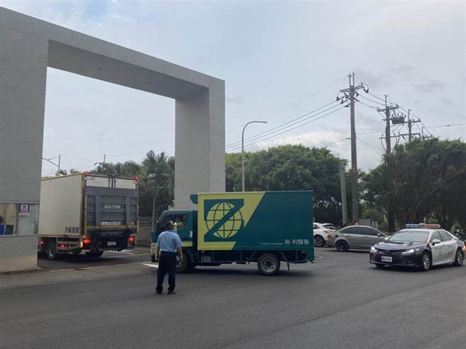 15万剂莫德纳疫苗抵达，送往大园裕利物流存放。（姜霏摄）