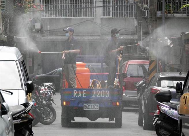 报导指出，台湾正忙于如何解决疫情爆炸之际，假新闻攻势却频频展开，使得民眾不安并播下不和的种子。图为台湾社区消毒。(图/中央社)