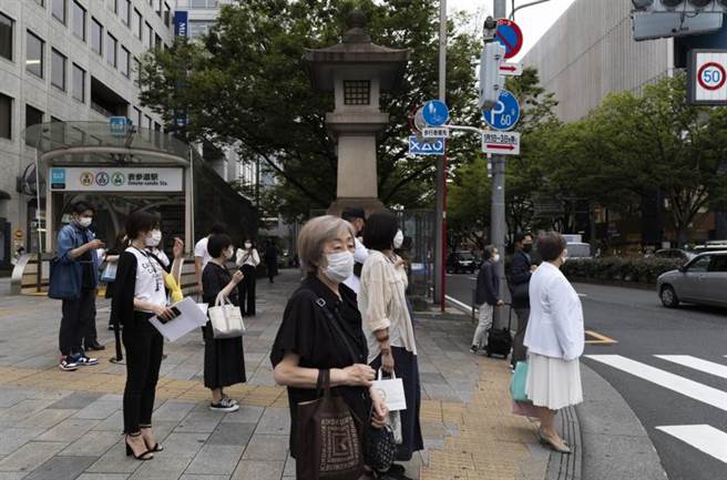 日本政府宣布，東京等9都道府縣的緊急事態宣言確定延長到6月20日。圖為東京街頭。（圖／美聯社）