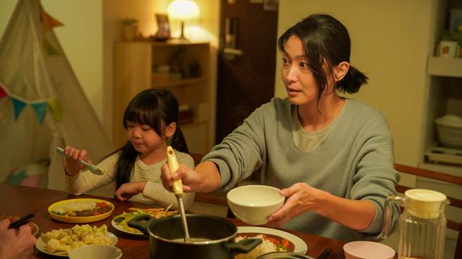 柯奂如在《火神的眼泪》饰演消防员眷属。（公视、myVideo提供）